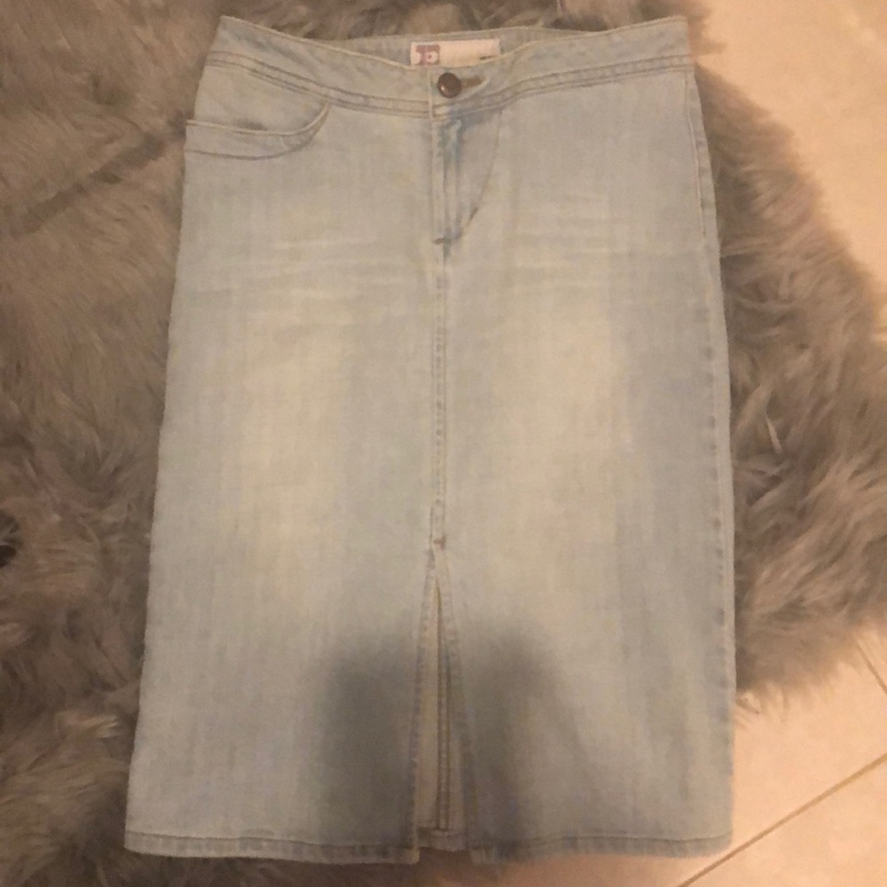 Like New- Light Wash Jean Skirt W/ Middle Slit 🦋